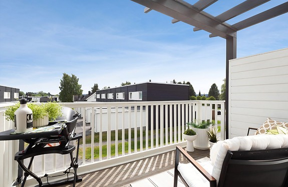 Det er utgang til terrasse fra stuen med fantastiske solforhold og god plass til sofamøblement.